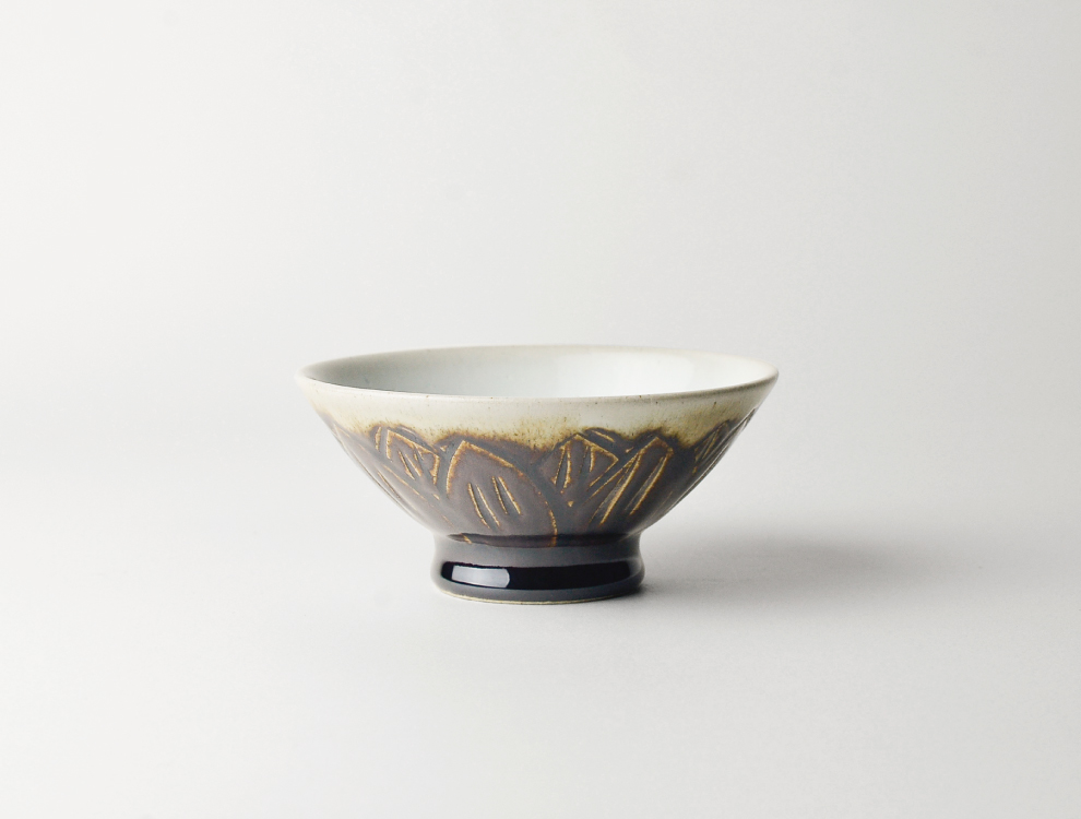 U TOCHIGI DESIGN_飴釉彫蓮紋 飯碗のイメージ