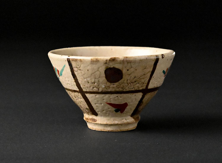 濱田友緒_地釉鉄砂赤絵盃のイメージ