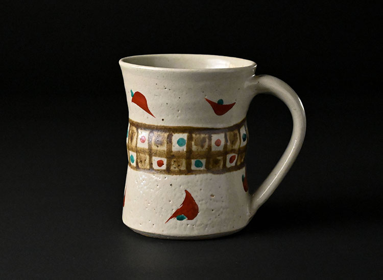 濱田友緒_地釉鉄砂赤絵マグカップ イメージ