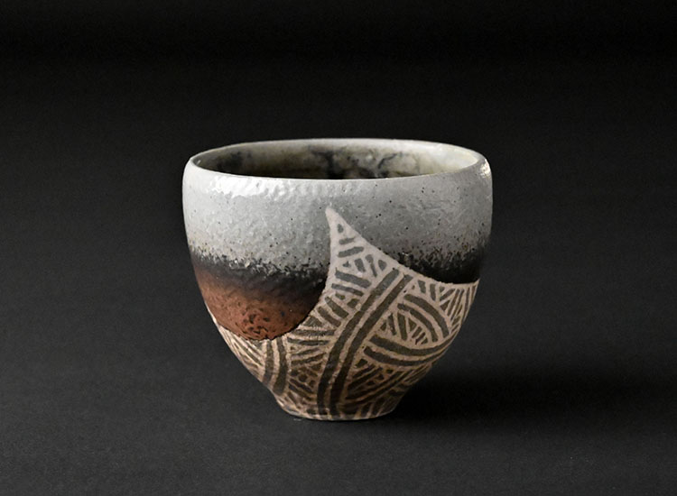 佐伯守美_象嵌釉彩直弧文ぐい吞 イメージ