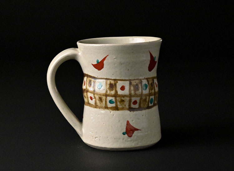 濱田友緒_地釉鉄砂赤絵マグカップのイメージ